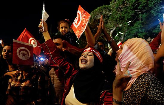تونسيات يشاركن فى الاحتفال بالرئيس الجديد