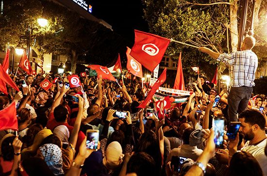 أعلام تونس ترفرف فى سماء البلاد