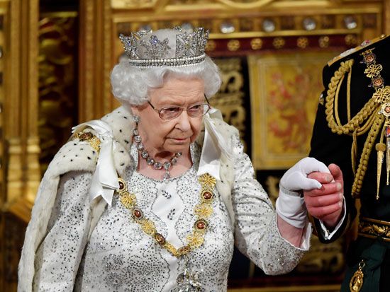 ملكة-بريطانيا-إليزابيث-تغادر-مع-تشارلز-،-أمير-ويلز-بعد-إلقائها-خطاب