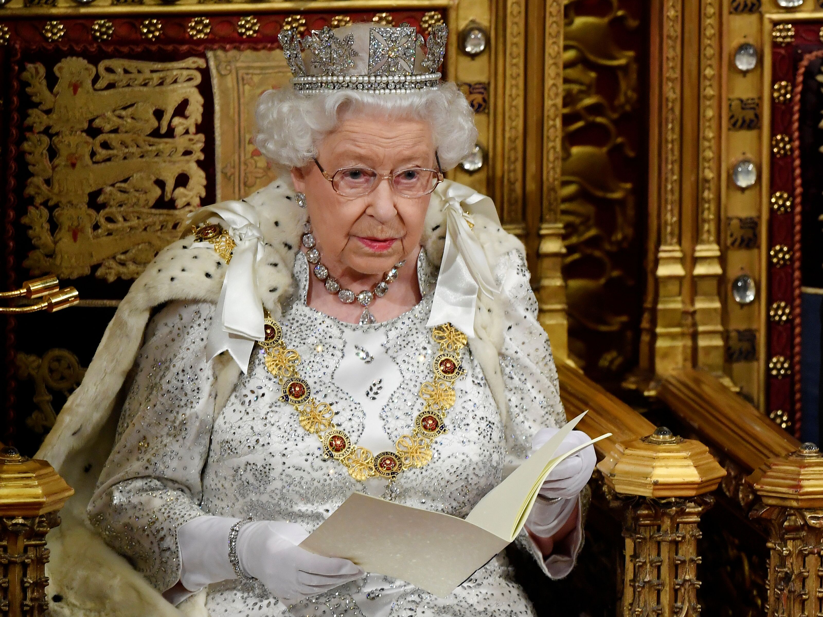 ملكة بريطانيا إليزابيث تلقي خطاب
