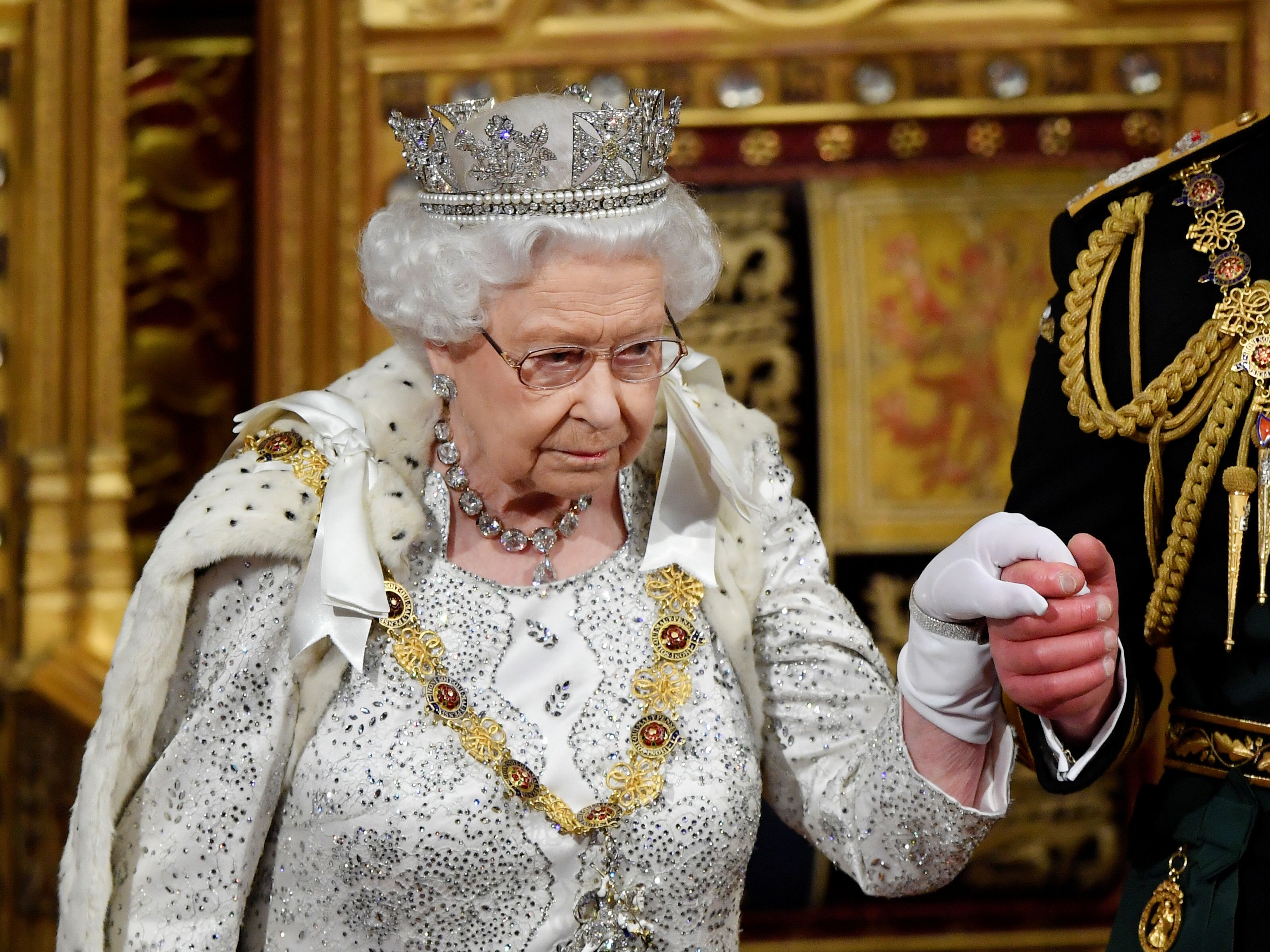 ملكة بريطانيا إليزابيث تغادر مع تشارلز ، أمير ويلز بعد إلقائها خطاب