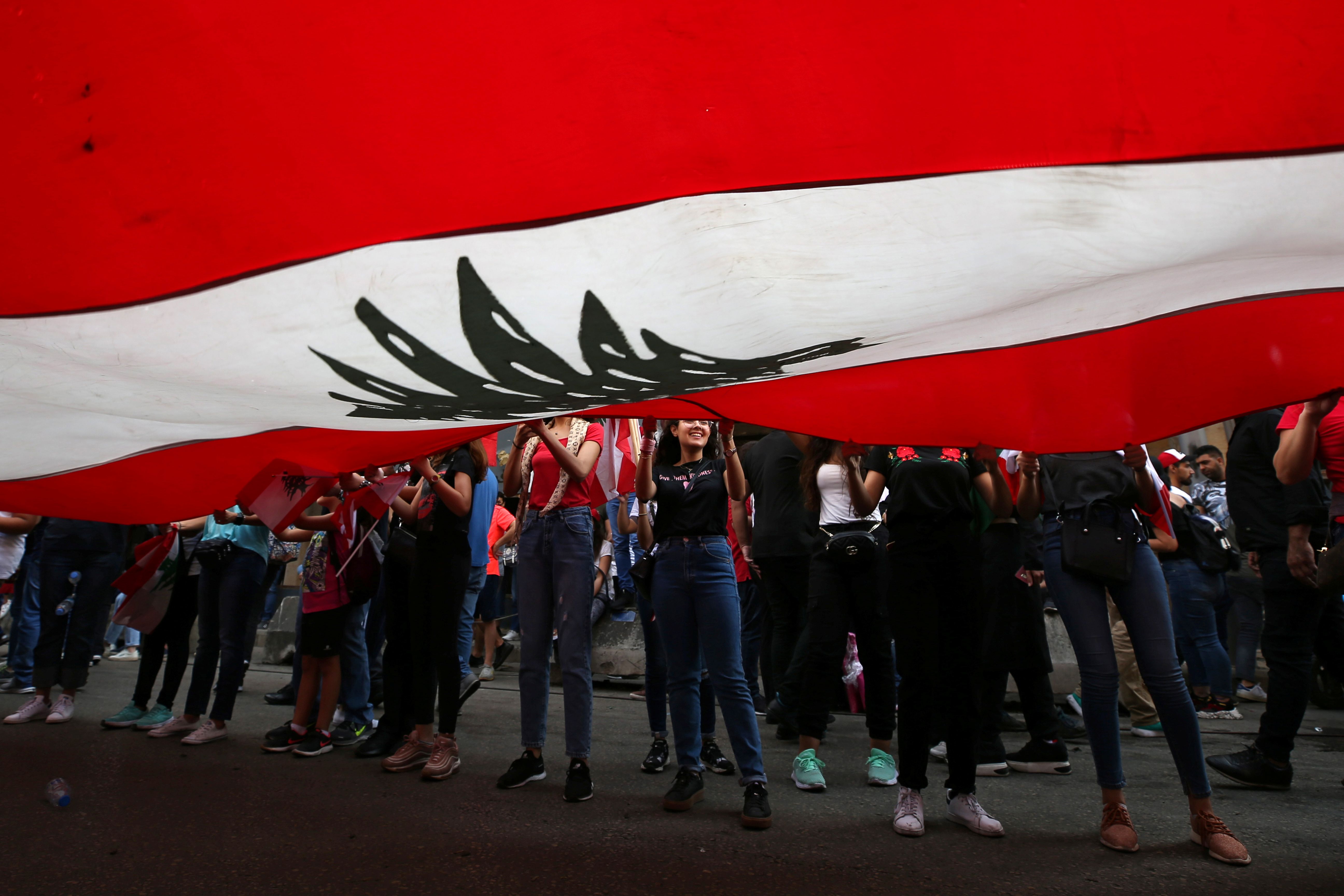 العلم اللبنانى خلال مظاهرة وسط بيروت