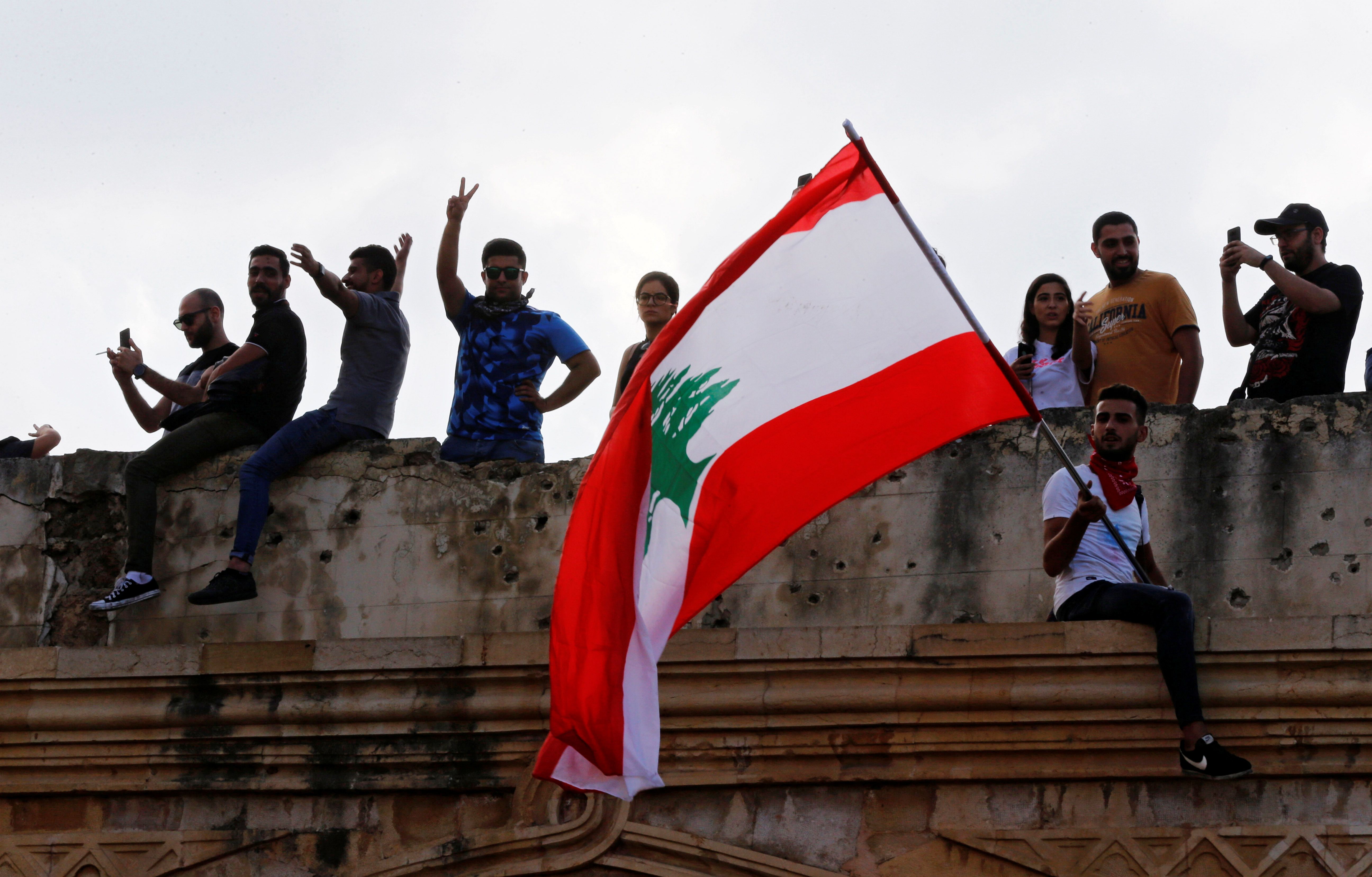 بعذ المتظاهرين اعلى مبنى بوسط بيروت