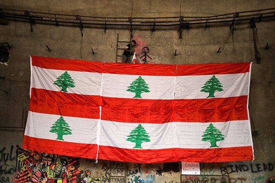 علم لبنان يزين المظاهرات