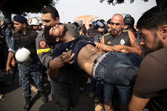 رجال الإسعاف يحملون متظاهر مصاب