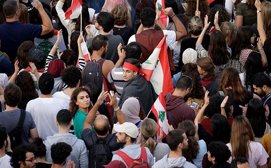 المتظاهرون يحملون الأعلام اللبنانية خلال احتجاجاتهم