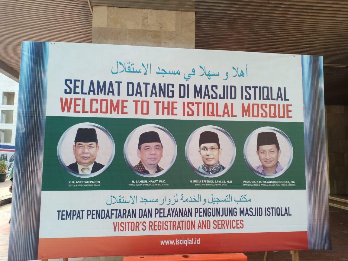 زوار مسجد الاستقلال