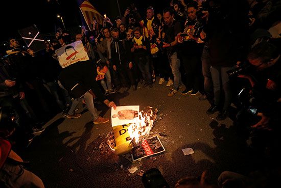 2019-11-04T182951Z_2133746308_RC1573066380_RTRMADP_3_SPAIN-POLITICS-CATALONIA-PROTEST-KING
