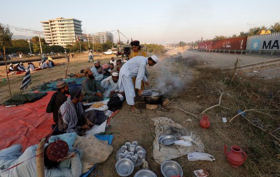 أنصار المعارضة يطهون الطعام فى مقر الاعتصام