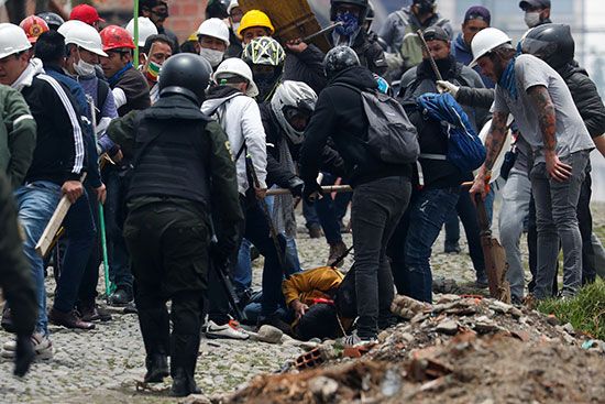 رجل يتعرض للضرب أثناء المواجهات بين أنصار الرئيس البوليفي إيفو موراليس وأنصار المعارضة