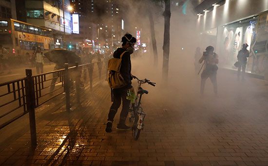 امنتشار الغاز المسيل للدموع لتفريق المحتجين