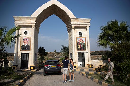 الناس يشقون طريقهم لزيارة جزيرة السلام في منطقة باقورة على الجانب الأردني من الحدود مع إسرائيل