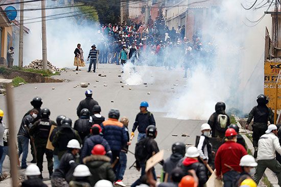 الشرطة البوليفية تطلق قنابل الغاز المسيل للدموع لتفريق الاشتباكات