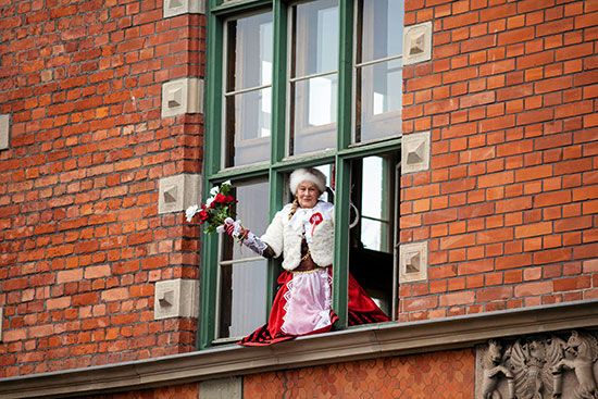 93704-سيدة-بولندية-تشاهد-احتفالية-يوم-الاستقلال-من-نافذة-منزلها