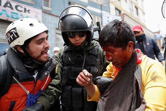 شرطة بوليفيا تحتجز متظاهر خلال اشتباكات بين أنصار الرئيس البوليفي إيفو موراليس وأنصار المعارضة