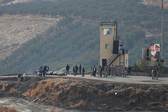 يصلي الجنود الأردنيون بينما يتجول الآخرون في منطقة باقورة في المنطقة الحدودية بين إسرائيل والأردن