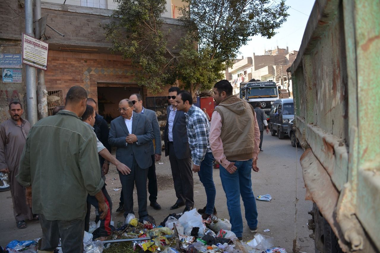 وزير التنمية المحلية يرصد تراكم القمامة فى شوارع الخانكة