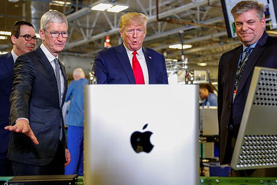 الرئيس-الأمريكي-ترامب-يتفقد-مصنع-أبل-للكمبيوتر-في-تكساس