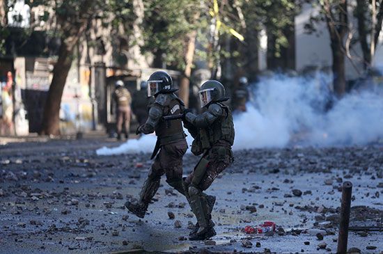 الشرطة التشيلية تواجه المتظاهرون بالغاز المسيل للدموع
