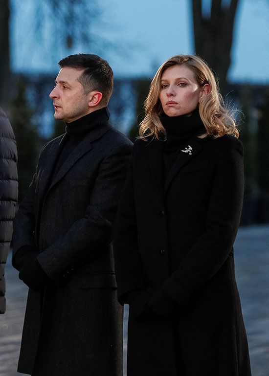 رئيس أوكرانيا وزوجته أمام النصب التذكارى لضحايا الابادة