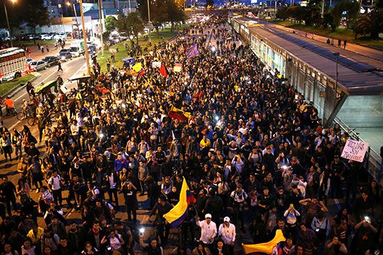 حشود-من-الكولومبيين-يحتجون-على-مقتل-طالب