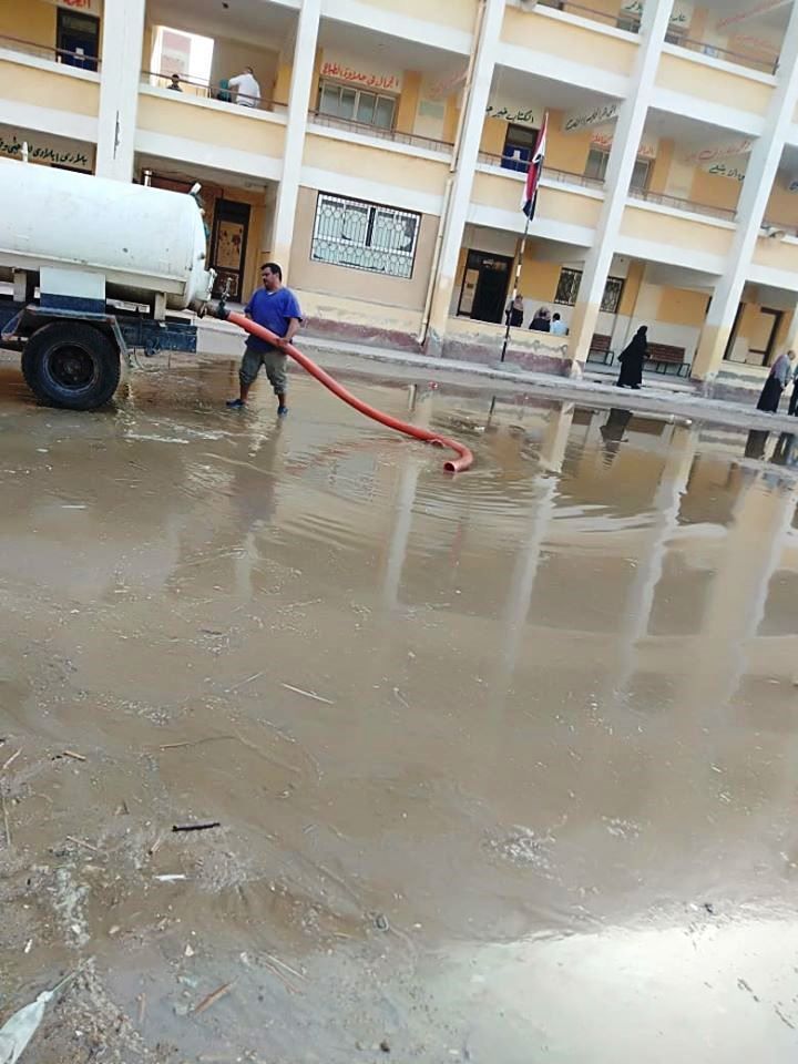 مياه الصرف الصحي في افنية المدارس