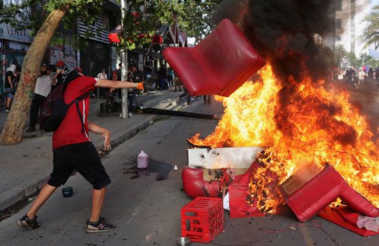 المتظاهرون يحرقون بلادهم