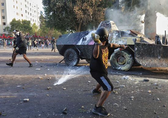متظاهرون يهاجمون دبابات الجيش