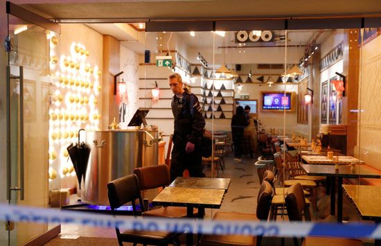 الشرطة تدخل أحد المطاعم بمحيط الحادث