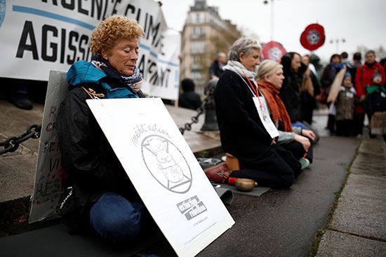 متظاهرات فى باريس ضد تغير المناخ