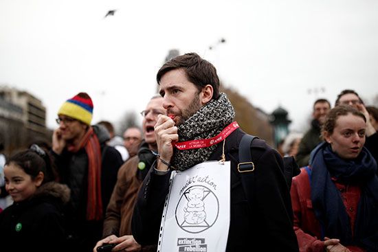 متظاهرون ضد تغير المناخ فى باريس