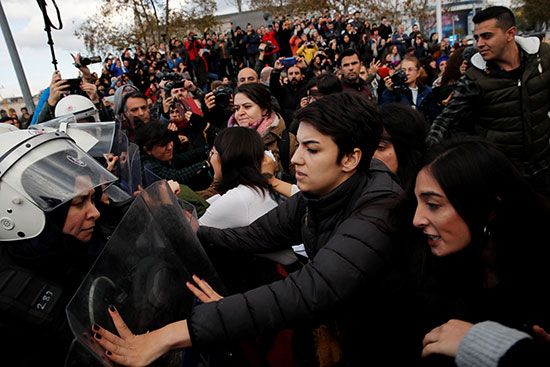 مظاهرة فى إسطنبول للتضامن مع ضحايا الإغتصاب (3)
