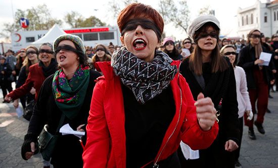 مظاهرة فى إسطنبول للتضامن مع ضحايا الإغتصاب