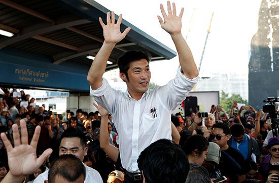 أحد أعضاء الحزب يرفع يديه خلال مسيرة لأنصار الحزب