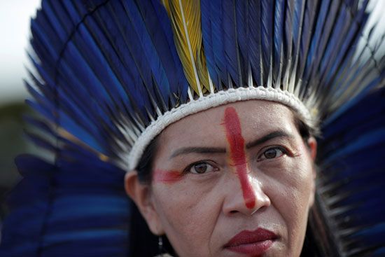 امرأة من السكان الأصليين تنظر أثناء عرض النشيد النسوي