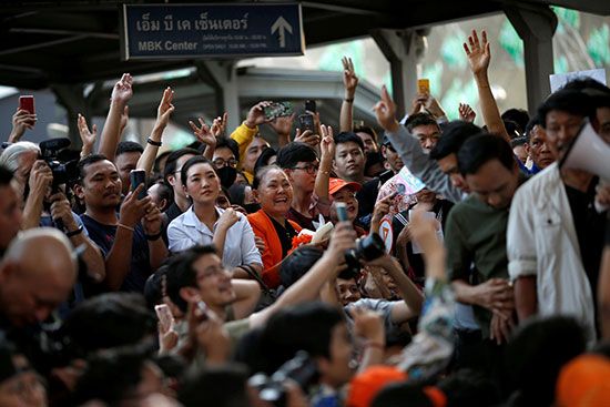 يلوح المؤيدون بأيديهم في مسيرة مفاجئة من قبل حزب المستقبل المتقدم إلى الأمام في بانكوك