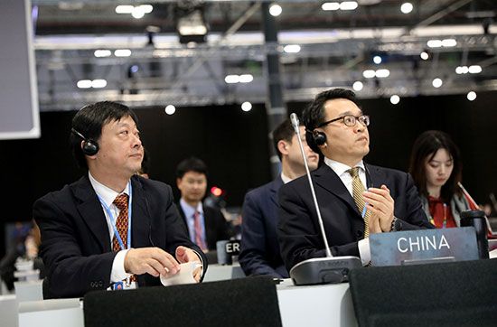 أعضاء وفد الصين يحضرون جلسة عامة خلال مفاوضات المناخ الجارية