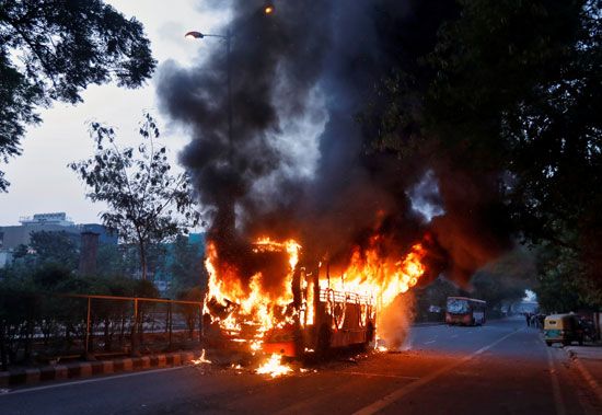 المتظاهرون-يشعلون-النيران-فى-حافلة