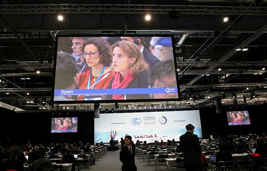 وزيرة الطاقة والبيئة الإسبانية تيريزا ريبيرا على شاشة في جلسة عامة خلال مفاوضات المناخ