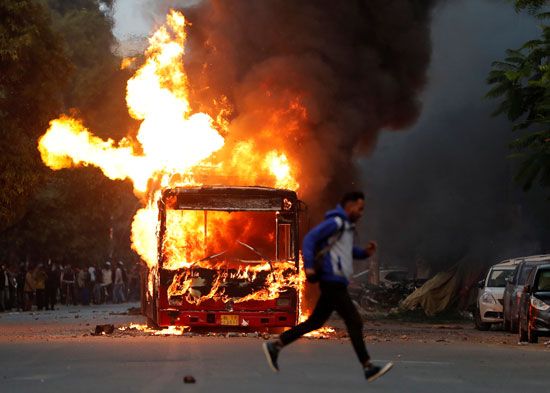 حافلة-ركاب-تحترق-بعد-أن-أحرقها-المتظاهرون-أثناء-احتجاجهم
