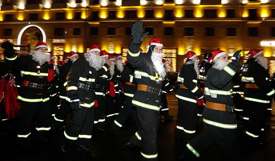 رجال الانقاذ في بيلاروسيا يرتدون زي الأب فروست يشاركون في مسيرة بوسط مينسك