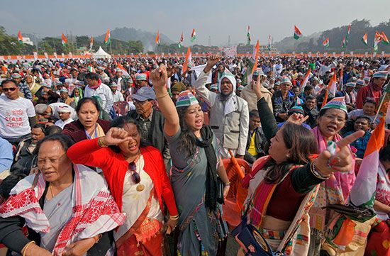ردد مؤيدو حزب المؤتمر المعارض الرئيسي في الهند شعارات خلال مظاهرة احتجاج ضد قانون الجنسية