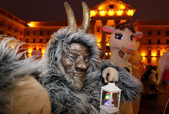 أشخاص يرتدون أزياء عيد الميلاد يشاركون في مسيرة بوسط مينسك