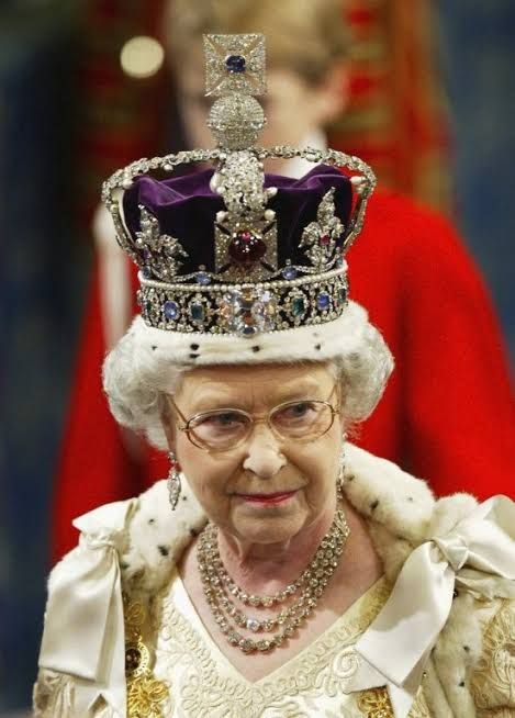 الملكة إليزابيث ترتدي التاج الملكي