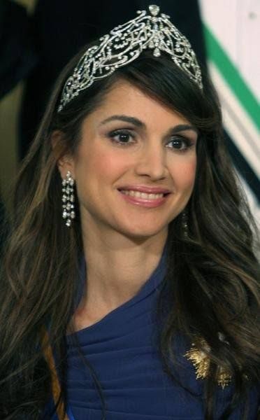 الملكة رانيا العبدالله بتاجها الشهير