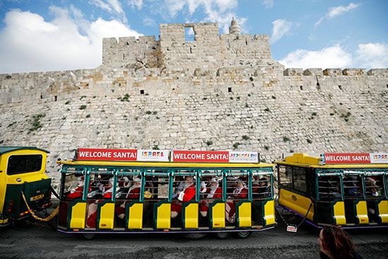 جولة لمجموعة من مختلف أنحاء العالم فى القدس