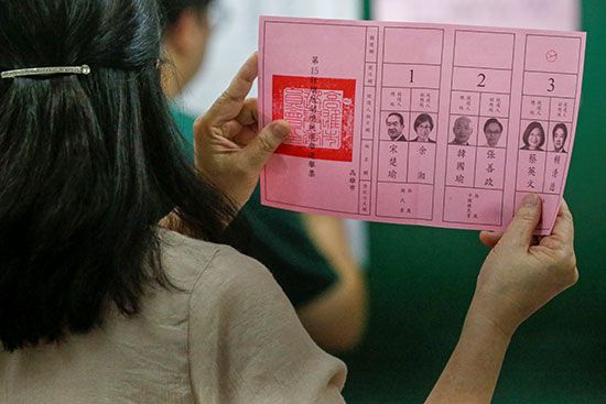 مسؤول انتخابي يُظهر اقتراعًا بتصويت لصالح رئيس تايوان تساي إنج ون