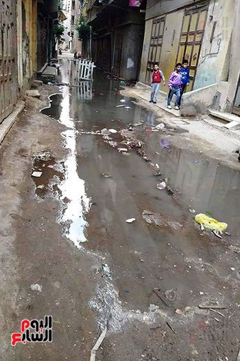 أهالى قرية شط جريبه بدمياط يشتكون محاصرة مياه الصرف الصحي لمنازلهم (7)