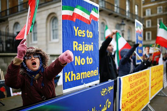 دعم الاحتجاجات المستمرة المناهضة للنظام التي تحدث فى إيران