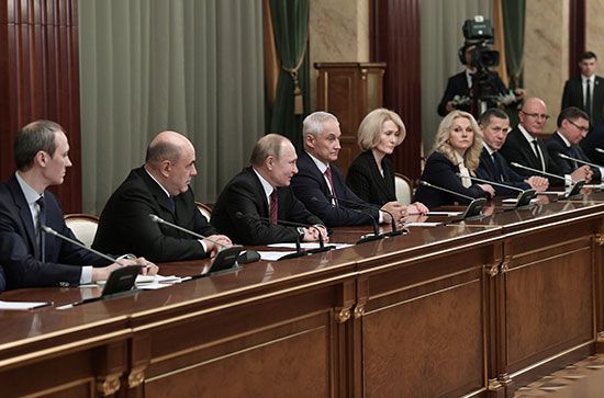 يلتقي الرئيس بوتين ورئيس الوزراء ميخائيل ميشوستن مع أعضاء الحكومة الجديدة في موسكو